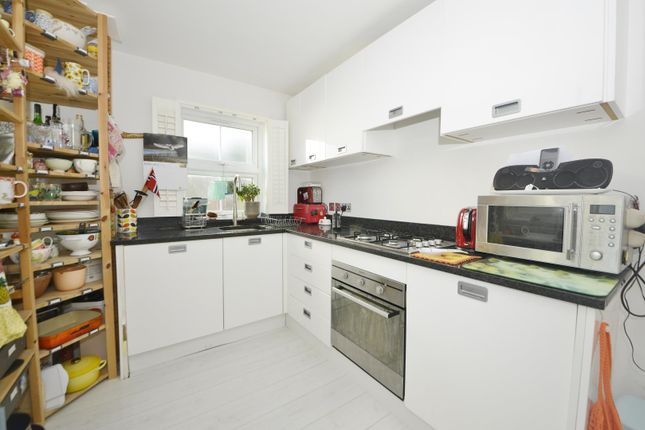 Flat 2 147, Uxbridge Road, Hampton Hill photo 2