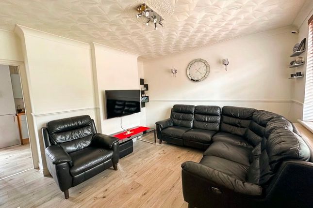 34 Sedgefield Crescent, Romford photo 3