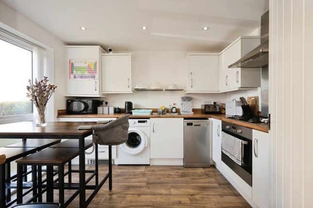 27, Clews Grove, Bedford photo 3