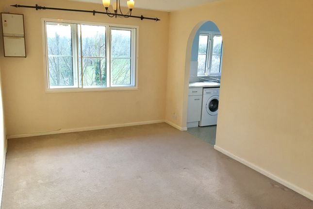Flat to rent in Autumn Drive, South Sutton