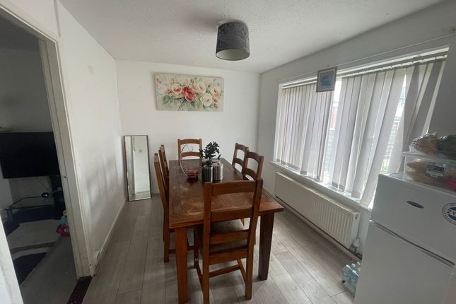 16 Bruce Gardens, Leeds photo 3
