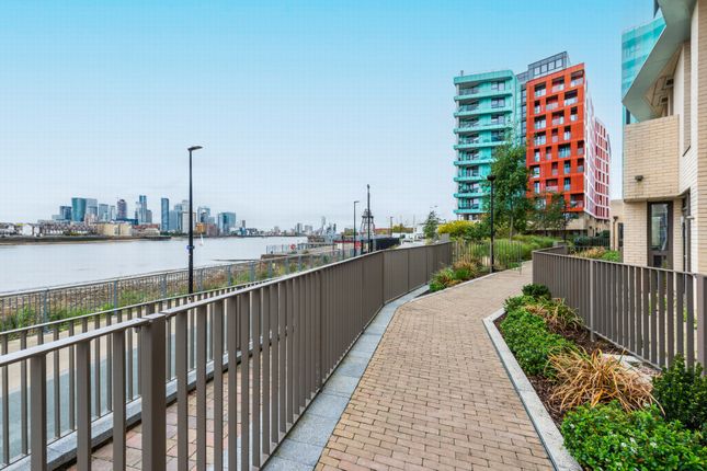 Thumbnail Flat for sale in Lariat Apartment, Cabel Walk, Greenwich