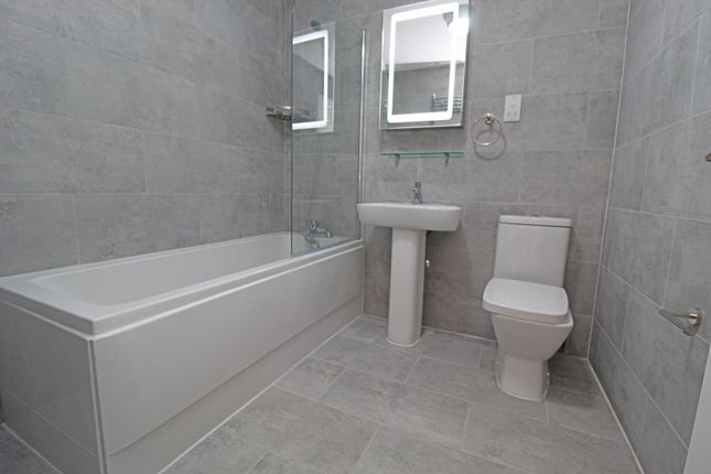 Flat to rent in 347 Upper Richmond Road West, London