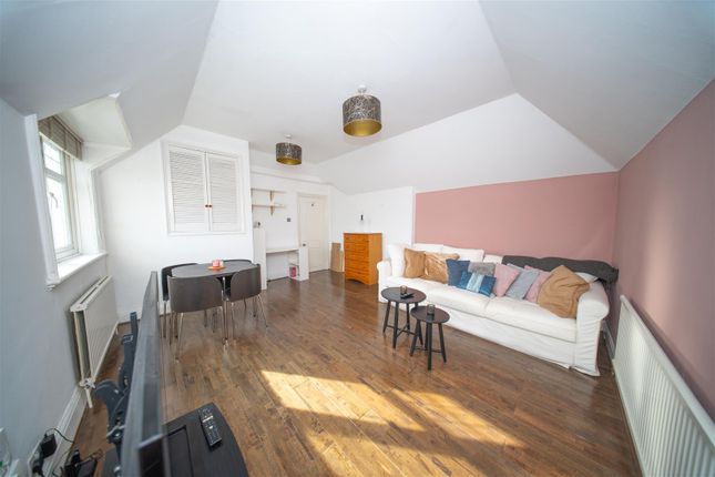 Flat 5, Hempson Avenue, Slough photo 3