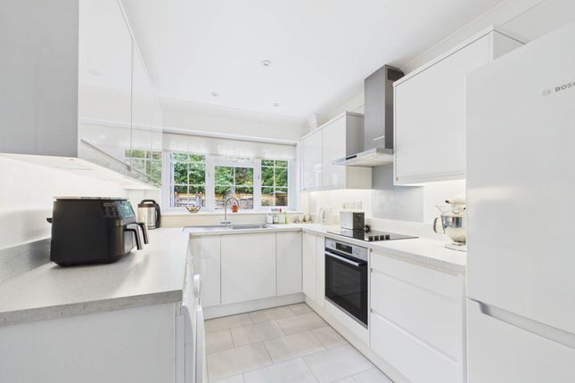 Tanbridge Place, Horsham photo 2