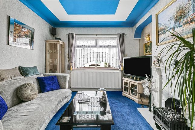 Flat for sale in Farnley Road, London