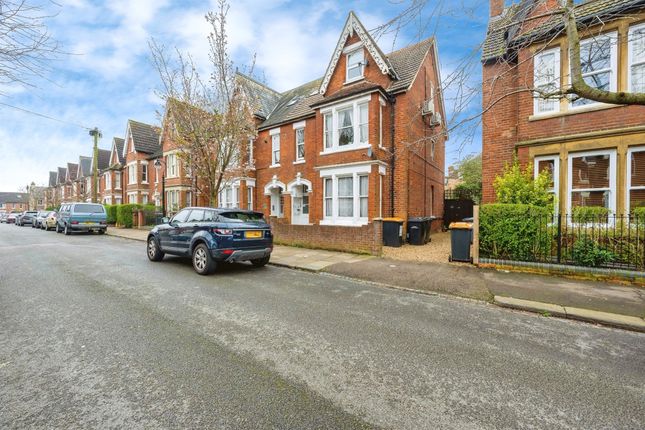 Flat for sale in Cornwall Road, Bedford
