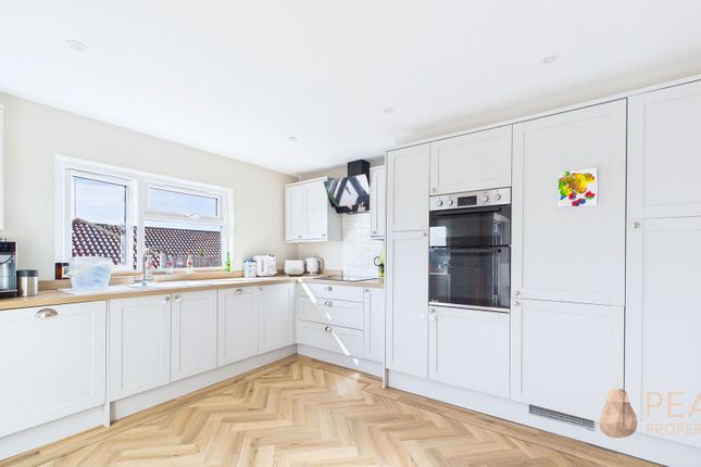 4 Osborne Close, Lancing photo 2