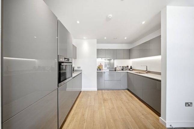 Flat 706 ,Iverson point, 4 Harrison walk, London photo 4
