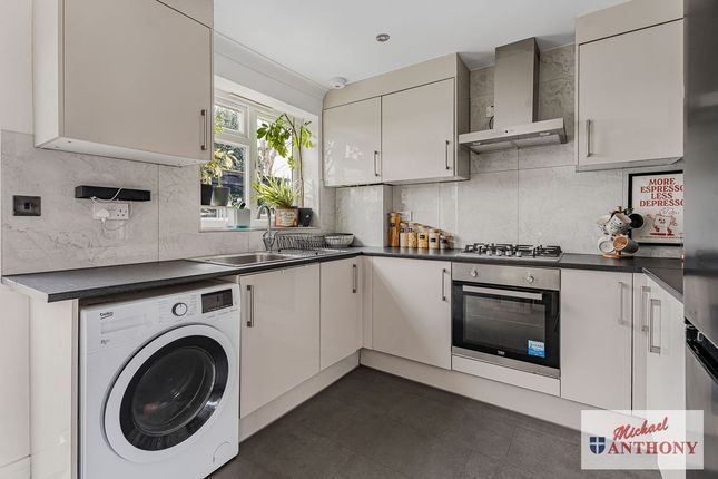14, Springfield Gardens, Milton Keynes photo 3
