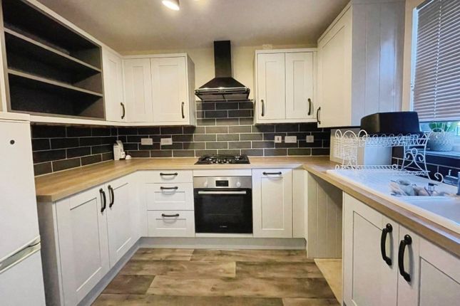 18, Castle Stream Court, Dursley photo 4