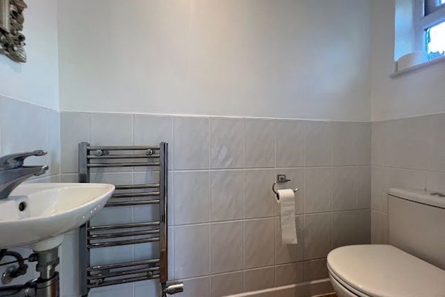 7, Adelaide Close, Slough photo 5