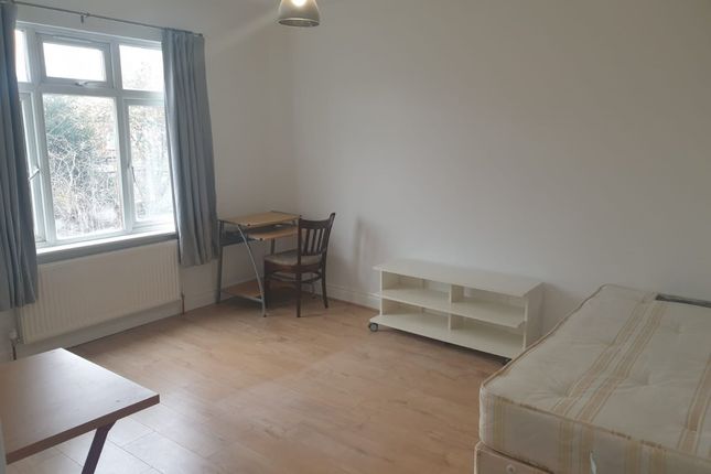 Thumbnail Room to rent in Princes Avenue, London
