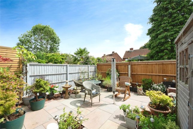 15, Cricketers Close, Chessington photo 4