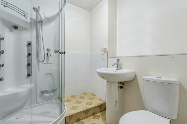 15 Dingles Court, 554, Uxbridge Road, Pinner photo 4