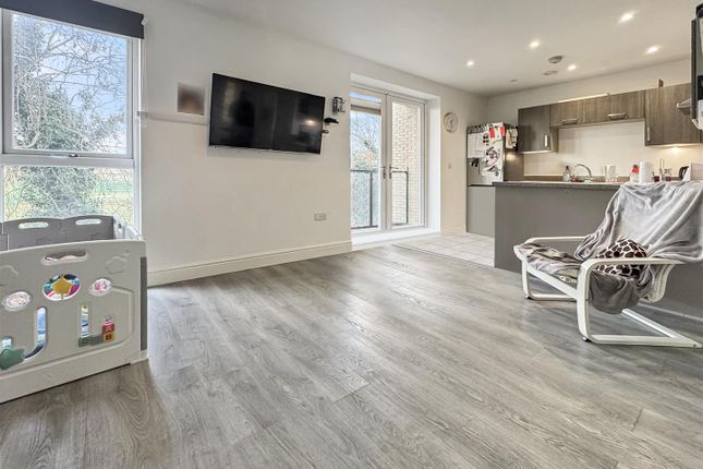 Flat 17, Mayfair Court, Hunting Place, Hounslow photo 3