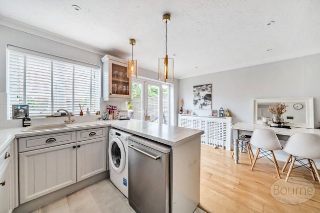 3, Ravenswood Close, Cobham photo 3