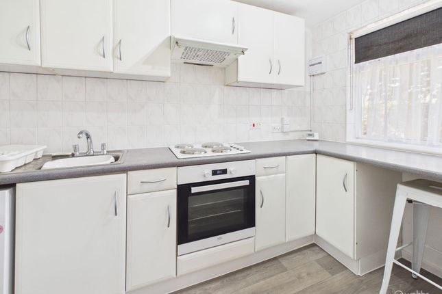 112 Holmbury Grove, Croydon photo 3
