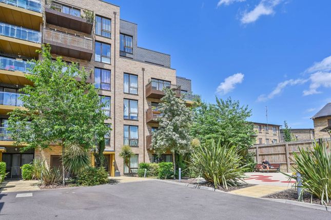 Flat for sale in Gurthridge Close, Limehouse, London