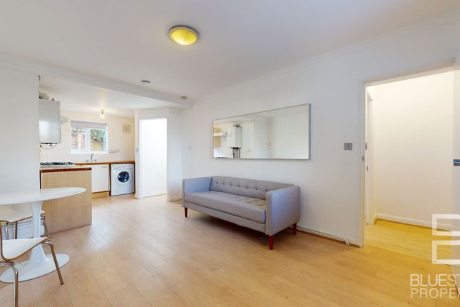 Flat to rent in Mount Ephraim Road, London