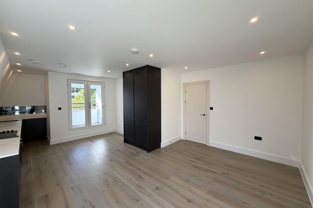 14 Crown Gate, Church Road, Claygate photo 2