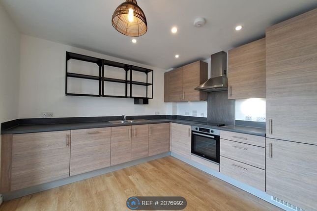 Flat to rent in Powell Road, London