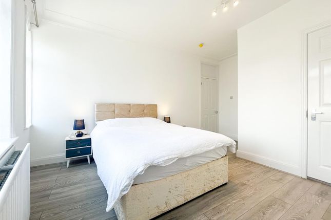 Ballards Lane, Flat A, 124, Ballards Lane, London photo 3