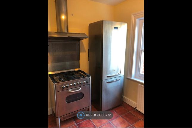 Flat D  Clapham Road, London photo 2