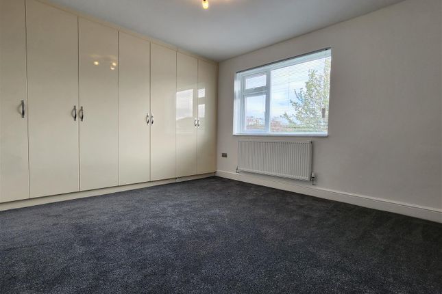 Flat to rent in Royston Gardens, Ilford