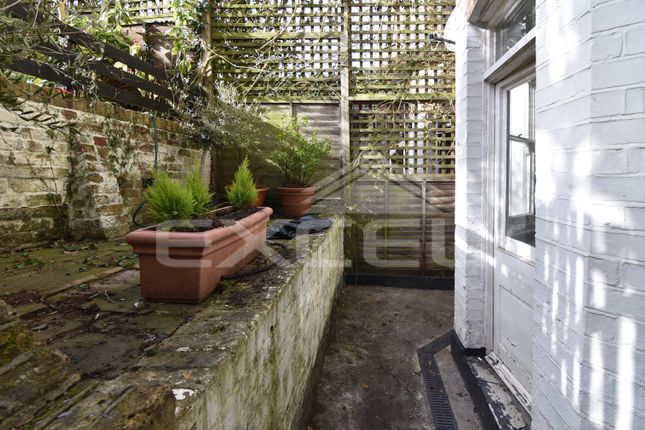 Thumbnail Flat to rent in Gayton Crescent, Hampstead, London