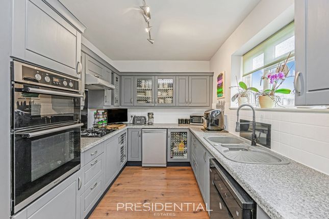 27 Honeycroft, Loughton photo 3