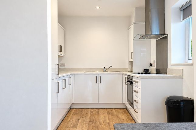 Flat 5, Amber Court, 252 Bowes Road, London photo 5