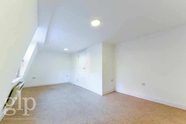 Thumbnail Flat to rent in Newport Court, London