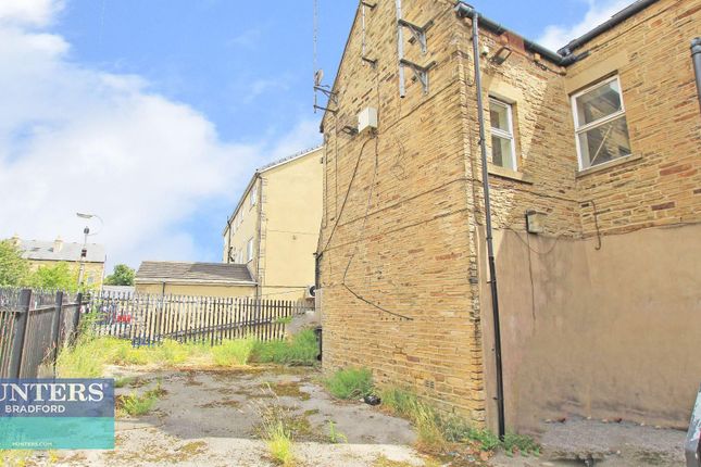 Thumbnail Flat to rent in Leeds Road Bradford, West Yorkshire