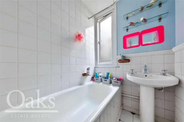 Flat for sale in Streatham Common North, London