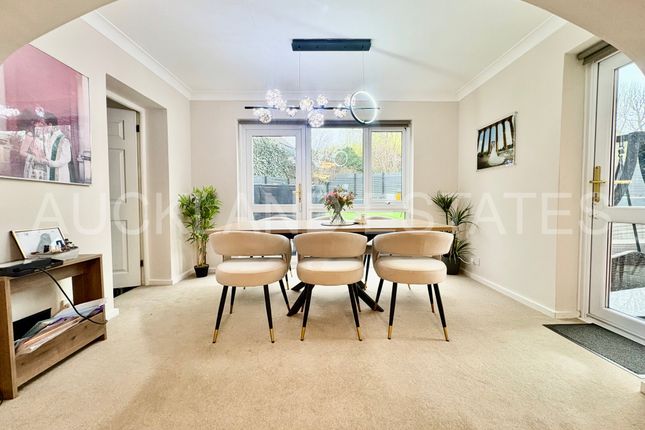 69, Blanche Lane, Potters Bar photo 3