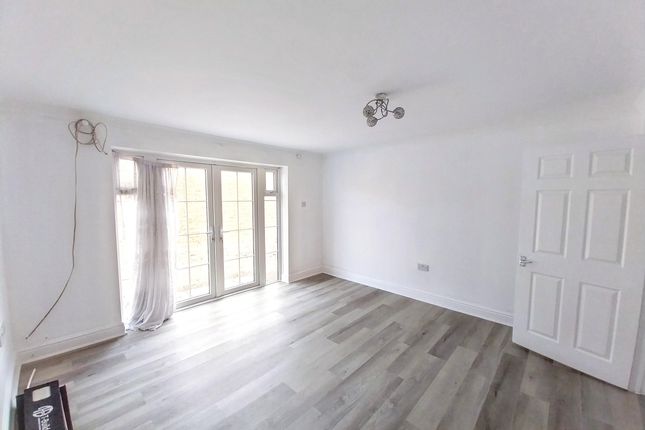 Flat 2, Beech House, Southall photo 5