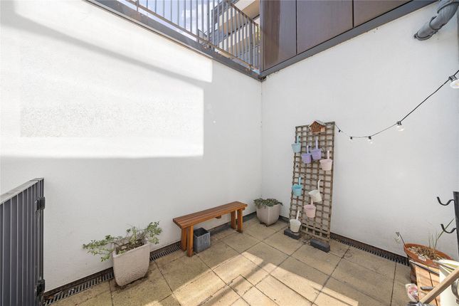 Flat 5, 4, Singer Mews, London photo 4