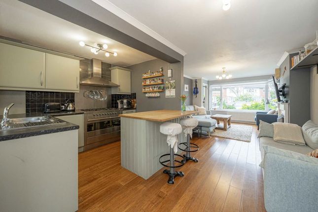 10, Elizabeth Gardens, Sunbury-On-Thames photo 3
