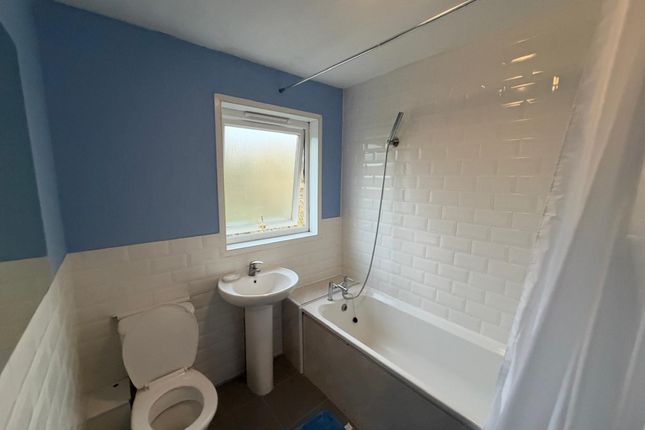 42, South Holme Court, Northampton photo 4