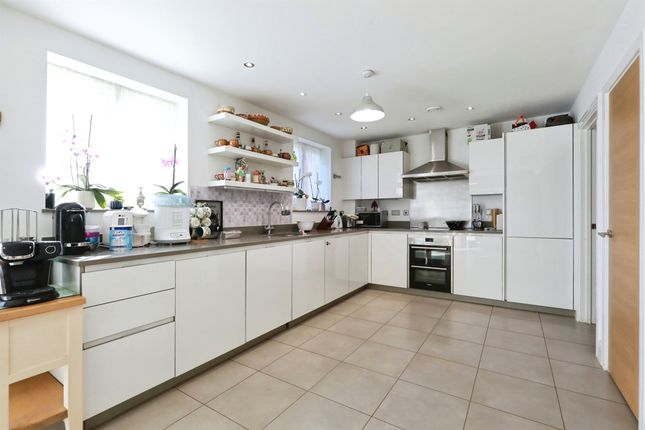 2, Tayberry Close, Bicester photo 2
