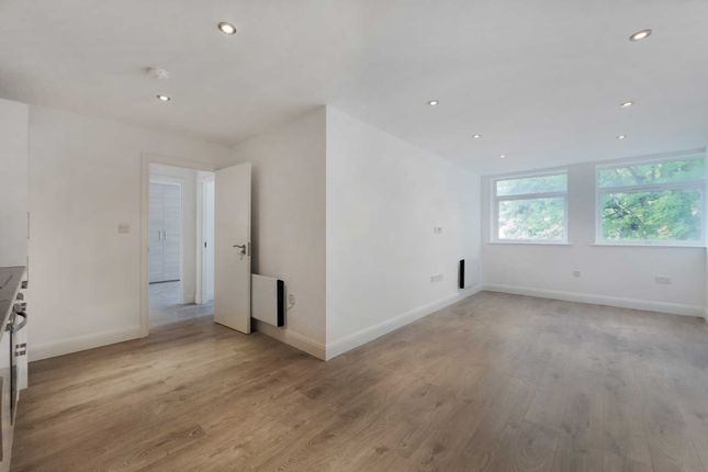 Thumbnail Flat for sale in Raleigh Gardens, Mitcham