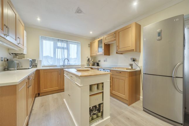 Manor Grove, Maidenhead photo 3