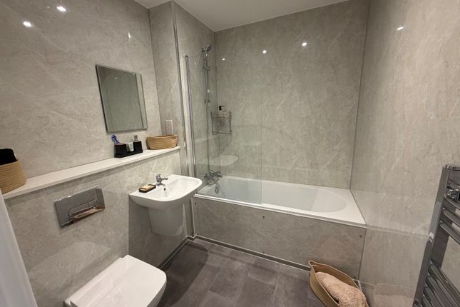 27, Leicester photo 5