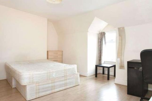 Flat to rent in Whittington Road, London