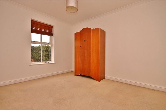 19, Wraysbury Gardens, Surrey photo 4