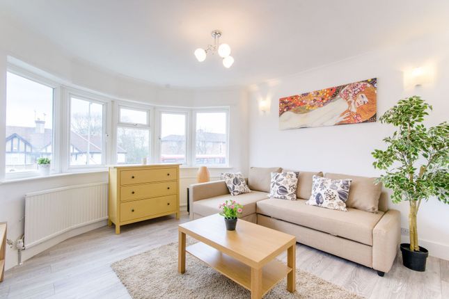 Studio flat on Cricklewood Lane, Child's Hill, £2,300/mo
