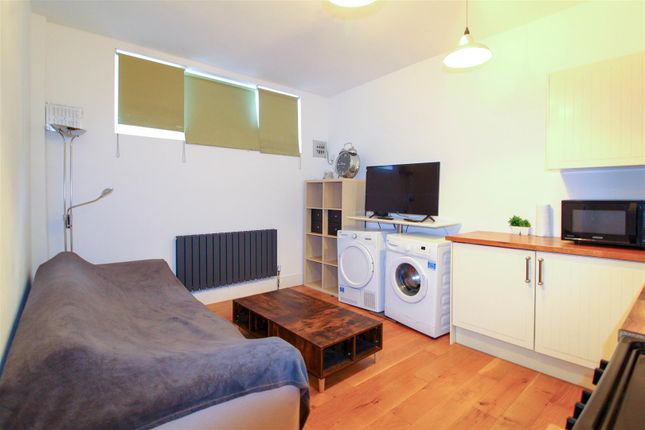 Flat for sale in East Tenter Street, London