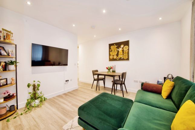 Thumbnail Flat for sale in Hoy Close, Colindale