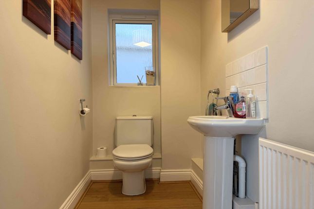 10, Dew Pond Close, Horsham photo 4